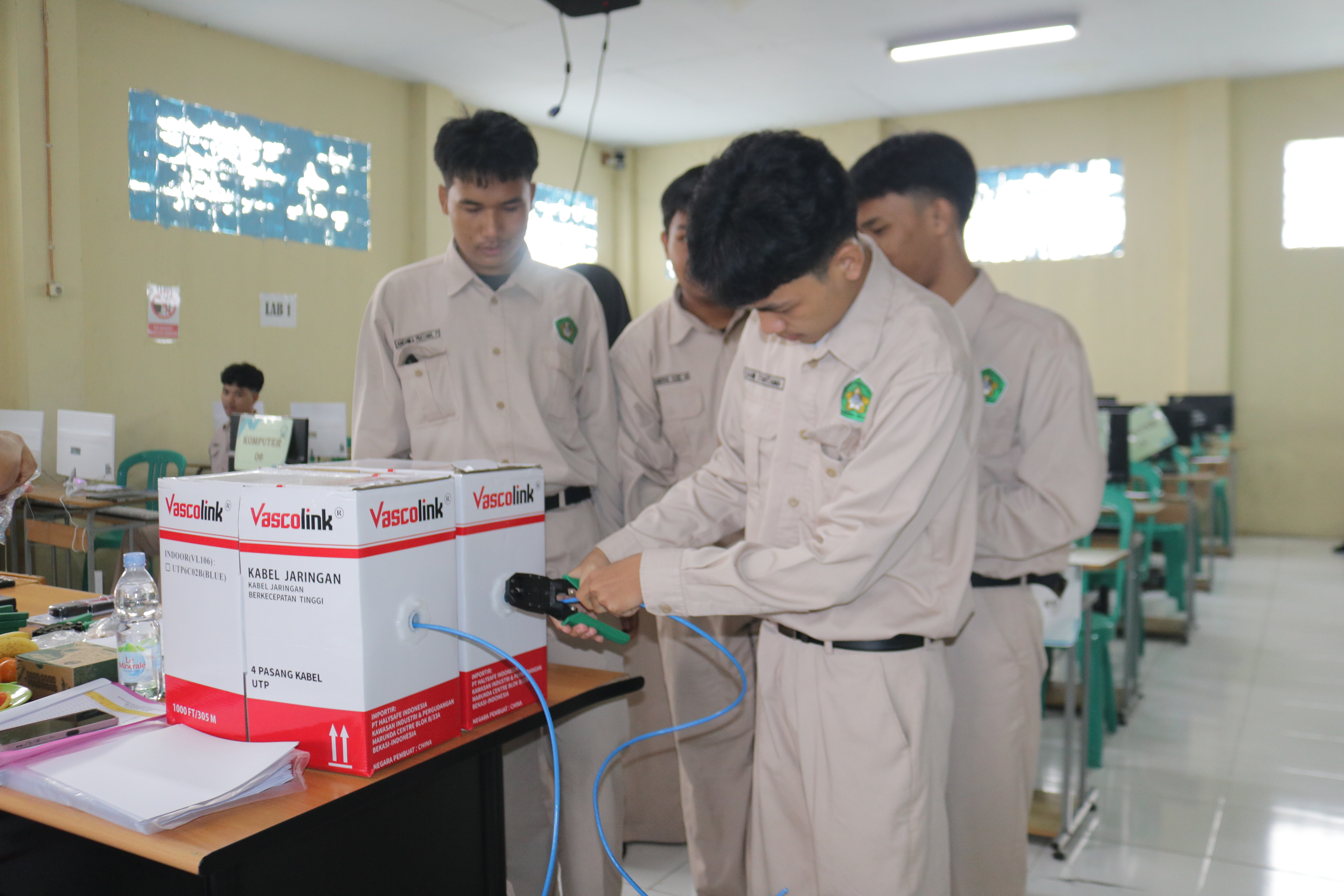 PEMBELAJARAN BERBASIS PRAKTIK